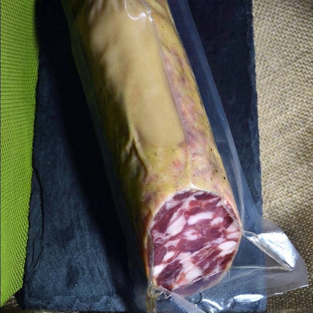 Medio salchichón cular extremeño curado en tripa natural, envasado al vacío en bolsa negra sobre bandeja