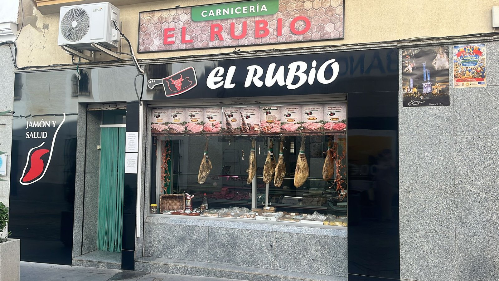 Fachada de Ibéricos El Rubio en Zalamea de la Serena, con productos ibéricos de La Comarca de La Serena expuestos en el escaparate